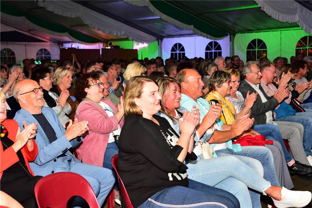 Bruno Knust in Nordkirchen: Gezielte Angriffe auf die Lachmuskulatur 230 Gäste kamen zum Auftritt in das Festzelt.