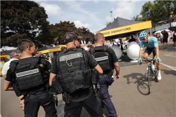 23.000 Polizisten und Gendarmen sollen bei der Tour de France für Sicherheit sorgen. Foto: Christophe Ena/AP