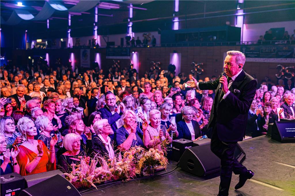 Die besten Bilder der Solidarfonds-Gala 2024: Feine Gäste feiern BVB, Hagedorn und Roland Kaiser Die besten Bilder der Solidarfonds-Gala 2024: Feine Gäste feiern BVB, Hagedorn und Roland Kaiser