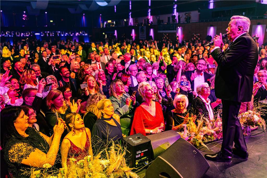 Die besten Bilder der Solidarfonds-Gala 2024: Feine Gäste feiern BVB, Hagedorn und Roland Kaiser