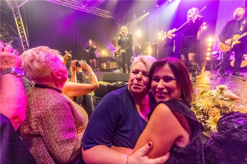 Die besten Bilder der Solidarfonds-Gala 2024: Feine Gäste feiern BVB, Hagedorn und Roland Kaiser