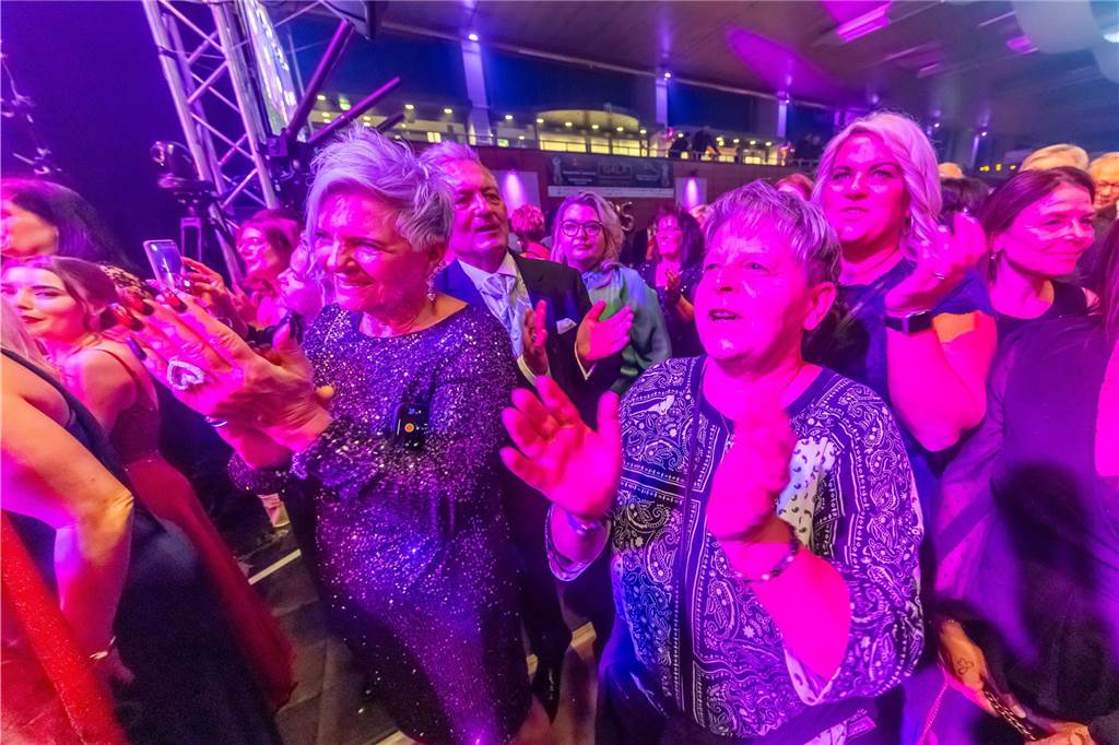 Die besten Bilder der Solidarfonds-Gala 2024: Feine Gäste feiern BVB, Hagedorn und Roland Kaiser