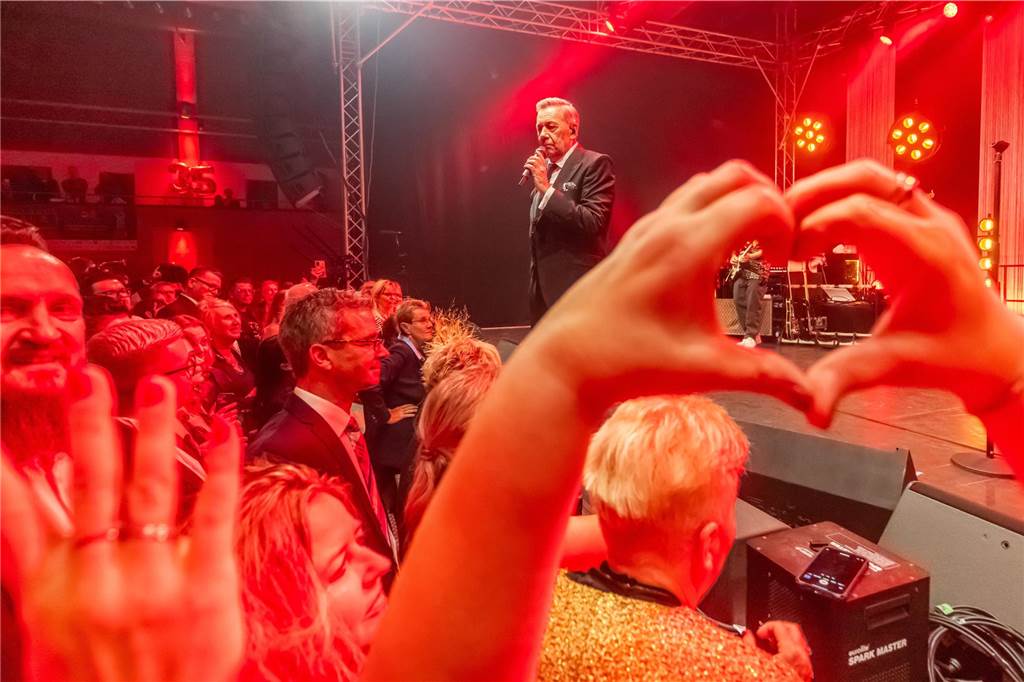 Die besten Bilder der Solidarfonds-Gala 2024: Feine Gäste feiern BVB, Hagedorn und Roland Kaiser