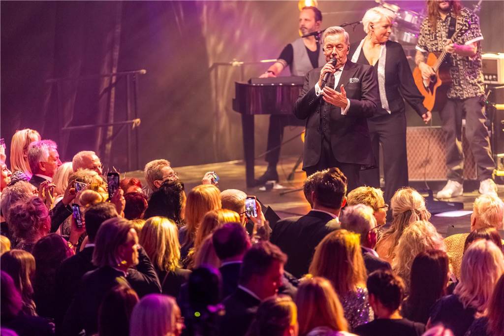 Die besten Bilder der Solidarfonds-Gala 2024: Feine Gäste feiern BVB, Hagedorn und Roland Kaiser