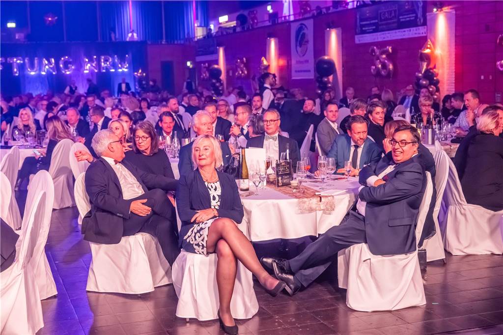 Die besten Bilder der Solidarfonds-Gala 2024: Feine Gäste feiern BVB, Hagedorn und Roland Kaiser