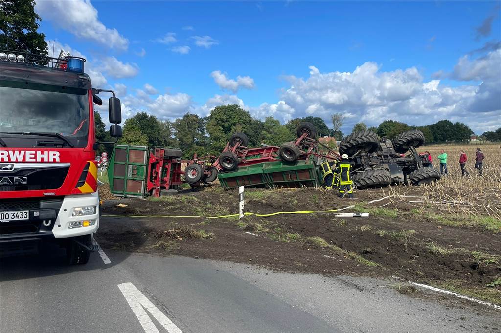 Kartoffel-Anhänger umgekippt - Fahrbahn in Dorsten stundenlang gesperrt Umgekippter Trecker in Lembeck
