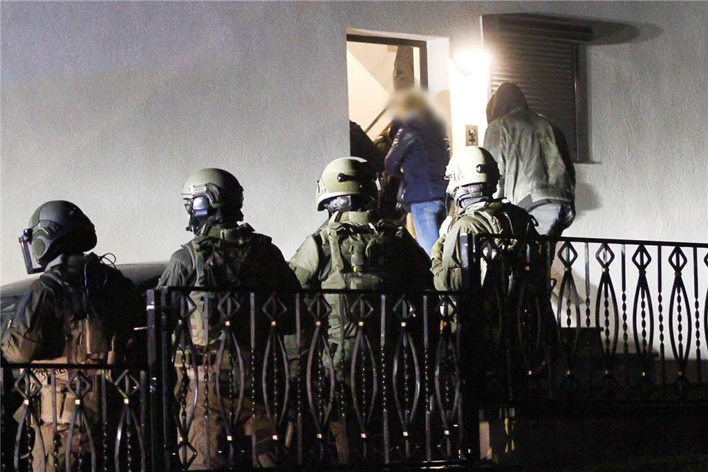 Rocker-Prozess: Schermbecker soll zur Kommando-Ebene gehört haben 240 Polizisten waren bei der Durchsuchung von sechs Wohnungen (hier ein Bild aus Dortmund) am 28. Januar 2020 im Einsatz. Die Ermittler hatten bei dem Einsatz in mehreren Städten in Nordrhein-Westfalen sechs Männer aus der höheren Führungsebene der Rockergruppierung „Bandidos“ festgenommen.