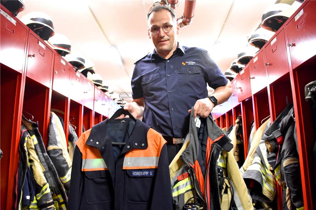 Dirk Honekamp (43) wird der neue Mann an der Spitze der Feuerwehr Ahaus 25 Jahre liegen zwischen der ersten (l.) und der aktuellen Einsatzjacke von Dirk Honekamp. Nicht nur die Technik auch die Organisation der Feuerwehr hat sich in den vergangenen Jahren grundlegend geändert.