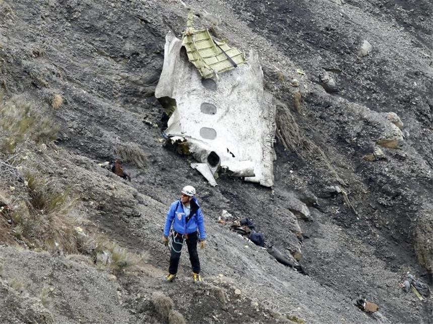 Copilot Lubitz suchte im Internet nach tödlichen Giften 25. März: Ein Mitglied der Bergungsmannschaft vor einer Trümmerstück der Germanwings-Maschine in den französischen Alpen. Foto: Guillaume Horcajuelo