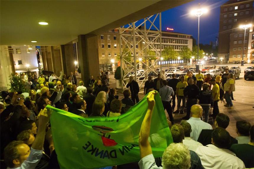 Strafbefehle gegen Rathaus-Blockierer 25. Mai 2014: Teilnehmer einer Wahlparty versperren Neonazis (rechts, gelbe T-Shirts) den Zugang zum Rathaus.