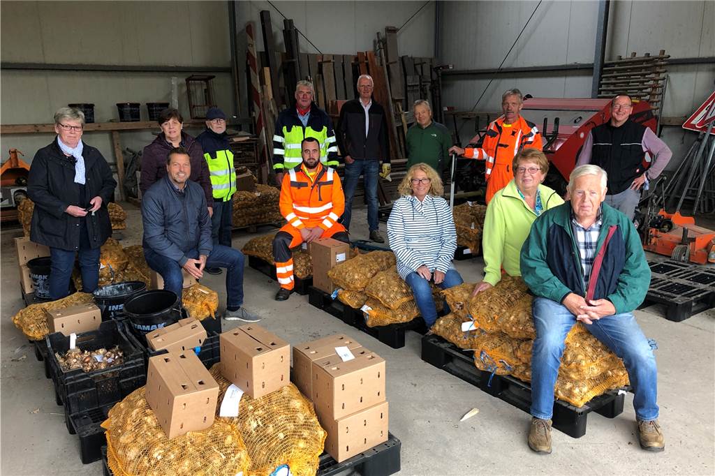 Pflanzaktion: 36.900 Blumenzwiebeln sollen im Frühjahr erblühen 25 Nachbarschaften, Vereine und andere Gruppen beteiligen sich wieder an der gemeindlichen Pflanzaktion. Auf ein großes Gruppenbild mit allen, wie in den Vorjahren, wurde aufgrund der Corona-Pandemie verzichtet.