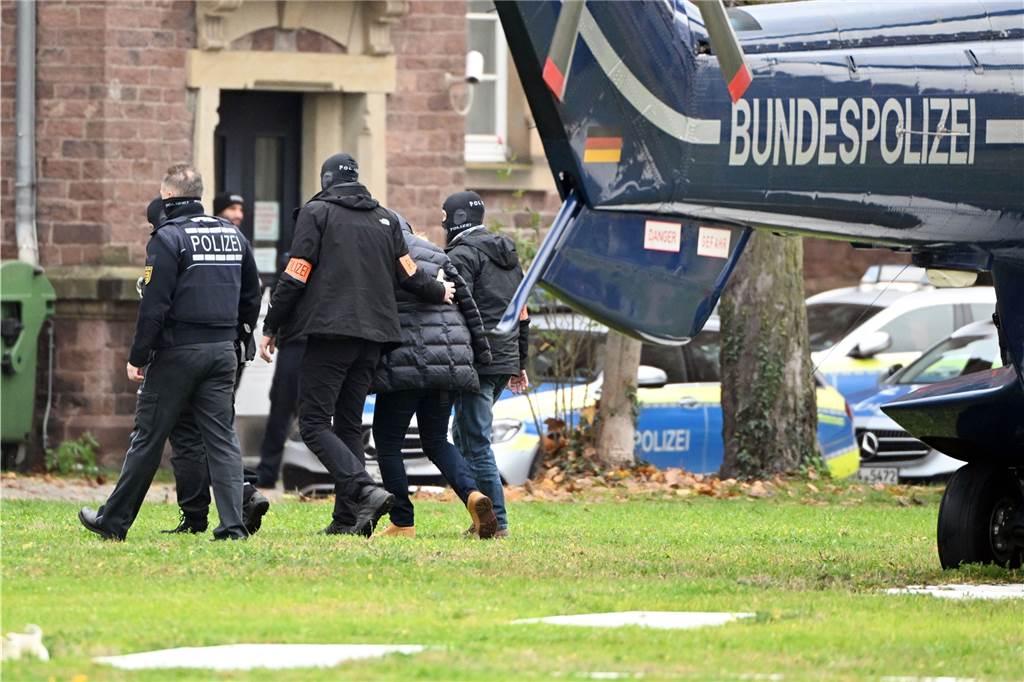 Bundesweite Razzia in Reichsbürgerszene: Acht Haftbefehle Eine Person wird von Polizisten aus einem Hubschrauber gebracht.