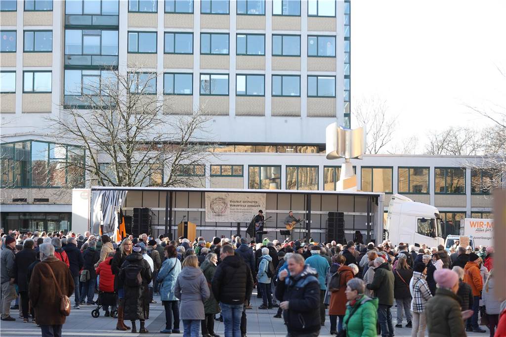 2500 Teilnehmerinnen und Teilnehmer setzten bei der Demo in Lünen am Samstag (27.1.) ein Zeichen gegen Rechts.
