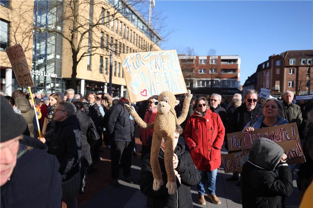 2500 Teilnehmerinnen und Teilnehmer setzten bei der Demo in Lünen am Samstag (27.1.) ein Zeichen gegen Rechts.