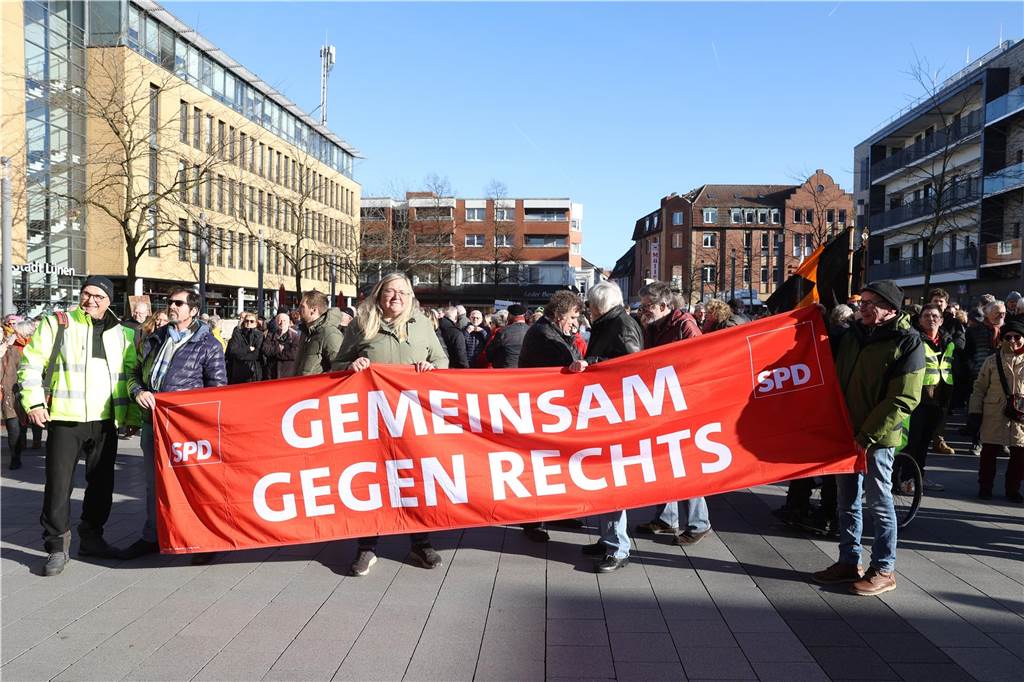2500 Teilnehmerinnen und Teilnehmer setzten bei der Demo in Lünen am Samstag (27.1.) ein Zeichen gegen Rechts.