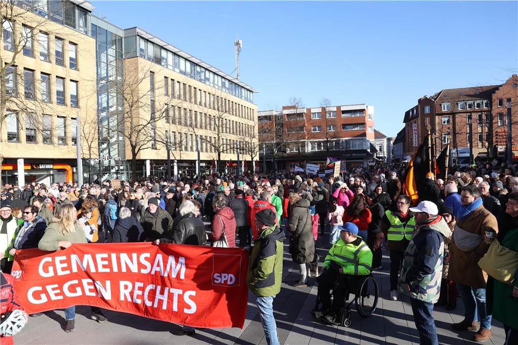 2500 Teilnehmerinnen und Teilnehmer setzten bei der Demo in Lünen am Samstag (27.1.) ein Zeichen gegen Rechts.