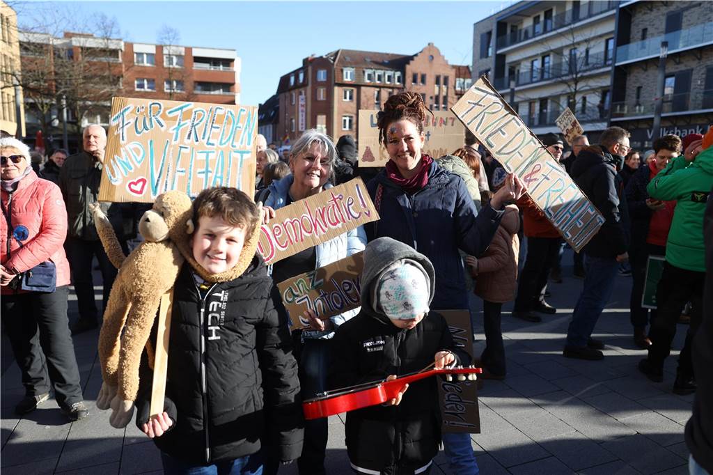 2500 Teilnehmerinnen und Teilnehmer setzten bei der Demo in Lünen am Samstag (27.1.) ein Zeichen gegen Rechts.