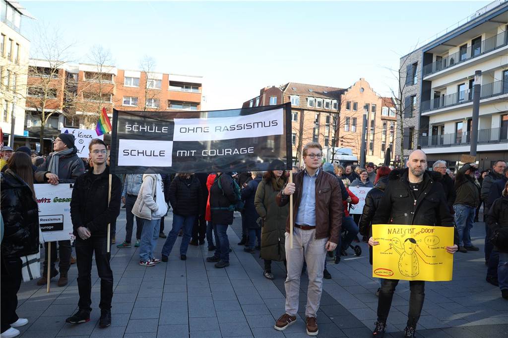 2500 Teilnehmerinnen und Teilnehmer setzten bei der Demo in Lünen am Samstag (27.1.) ein Zeichen gegen Rechts.