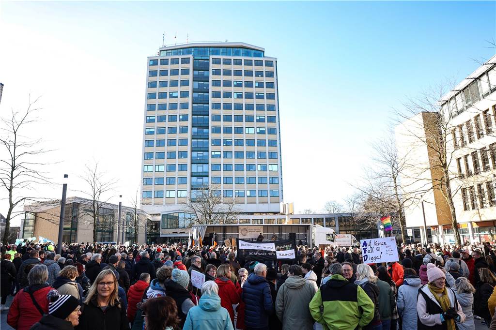 2500 Teilnehmerinnen und Teilnehmer setzten bei der Demo in Lünen am Samstag (27.1.) ein Zeichen gegen Rechts.