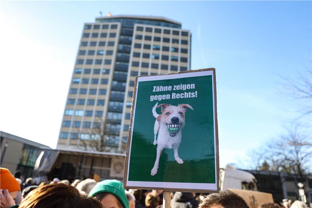 2500 Teilnehmerinnen und Teilnehmer setzten bei der Demo in Lünen am Samstag (27.1.) ein Zeichen gegen Rechts.