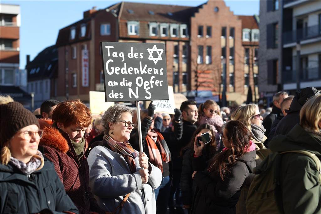 2500 Teilnehmerinnen und Teilnehmer setzten bei der Demo in Lünen am Samstag (27.1.) ein Zeichen gegen Rechts.