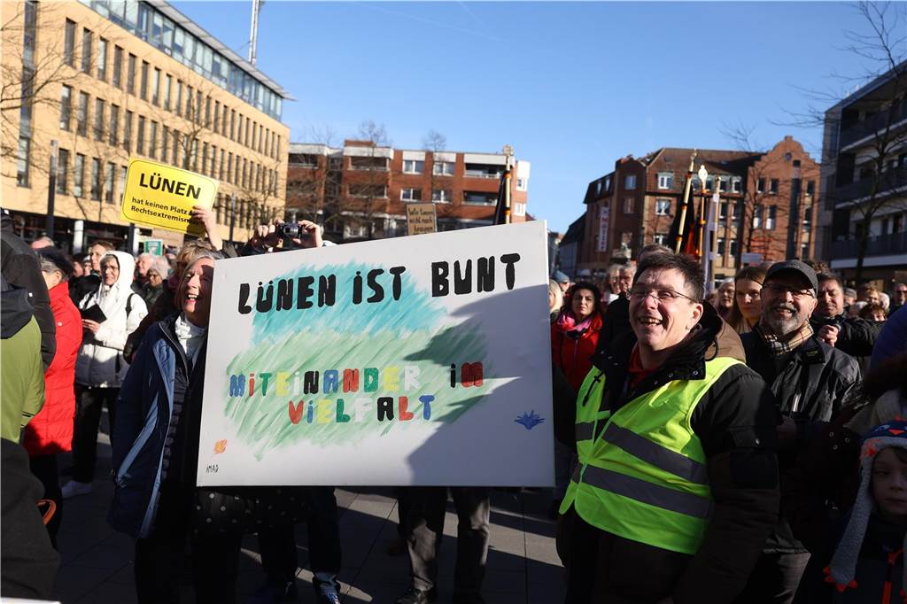 2500 Teilnehmerinnen und Teilnehmer setzten bei der Demo in Lünen am Samstag (27.1.) ein Zeichen gegen Rechts.
