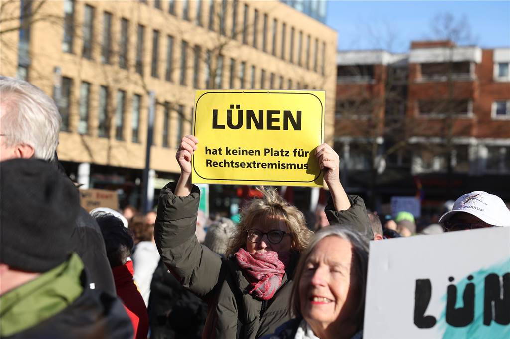 2500 Teilnehmerinnen und Teilnehmer setzten bei der Demo in Lünen am Samstag (27.1.) ein Zeichen gegen Rechts.