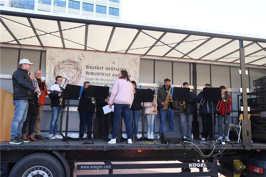 2500 Teilnehmerinnen und Teilnehmer setzten bei der Demo in Lünen am Samstag (27.1.) ein Zeichen gegen Rechts.