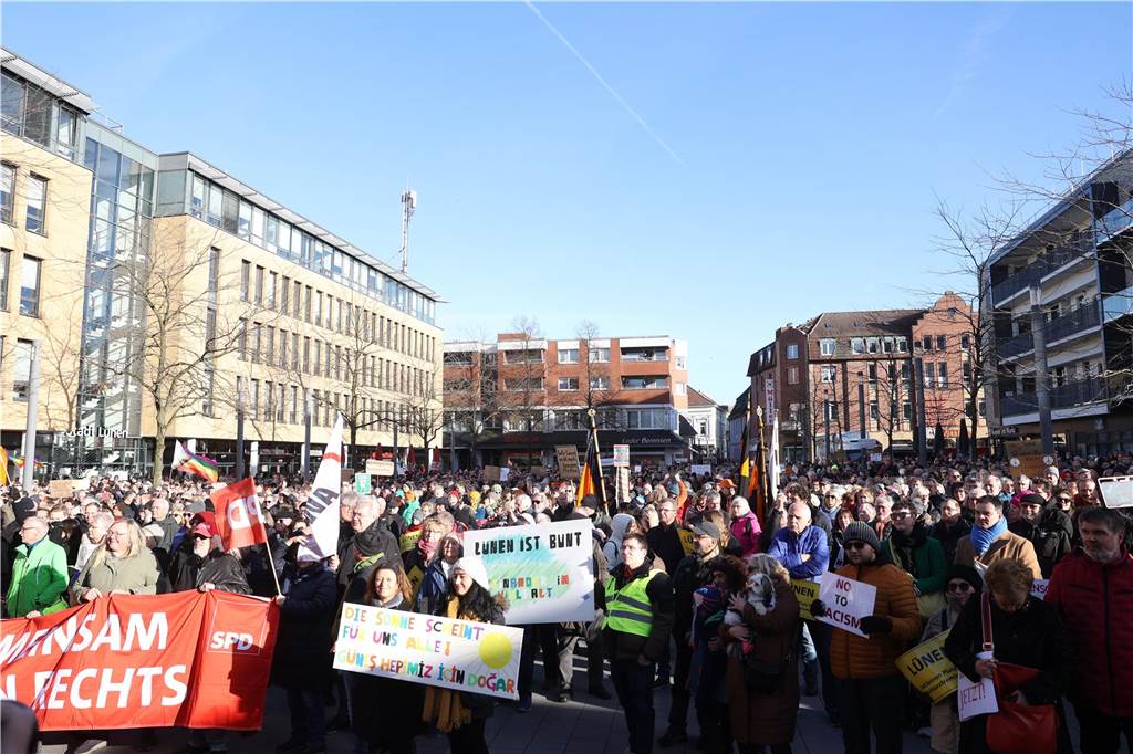 2500 Teilnehmerinnen und Teilnehmer setzten bei der Demo in Lünen am Samstag (27.1.) ein Zeichen gegen Rechts.
