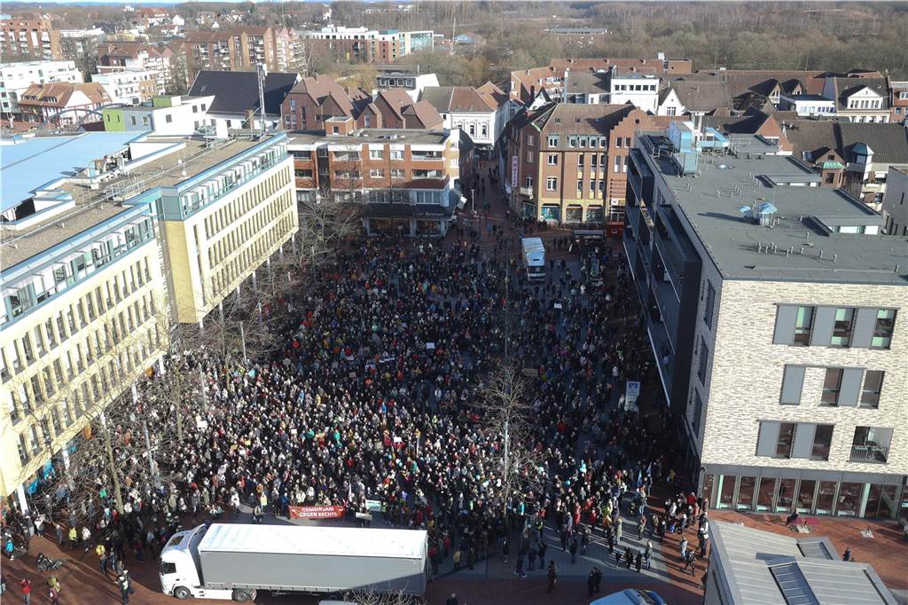 2500 Teilnehmerinnen und Teilnehmer setzten bei der Demo in Lünen am Samstag (27.1.) ein Zeichen gegen Rechts.