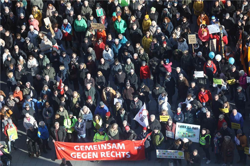 2500 Teilnehmerinnen und Teilnehmer setzten bei der Demo in Lünen am Samstag (27.1.) ein Zeichen gegen Rechts.