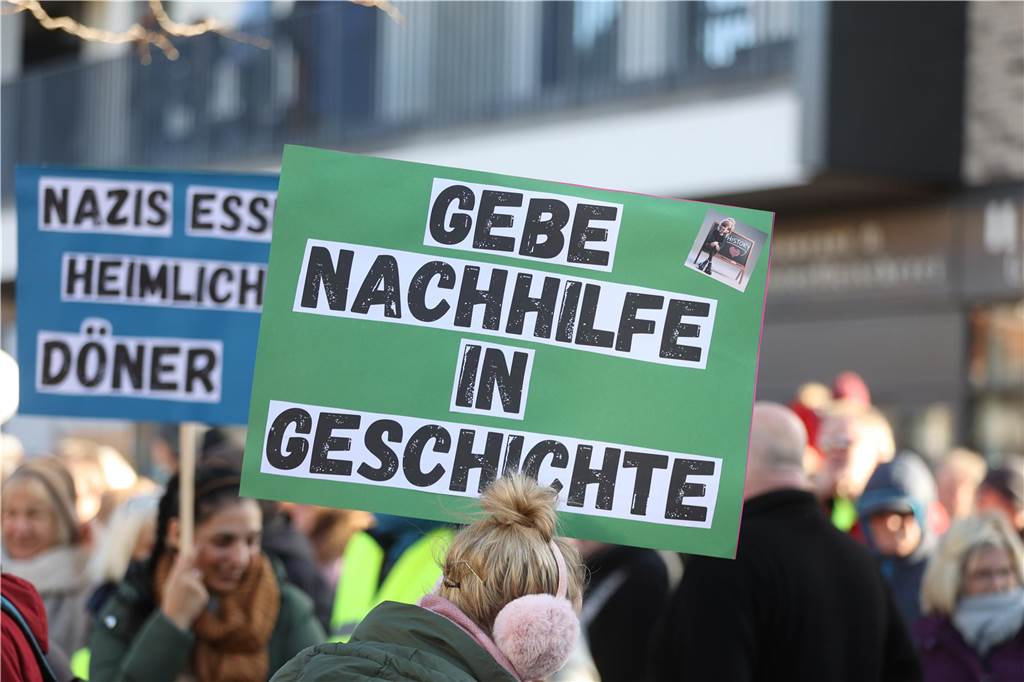 2500 Teilnehmerinnen und Teilnehmer setzten bei der Demo in Lünen am Samstag (27.1.) ein Zeichen gegen Rechts.