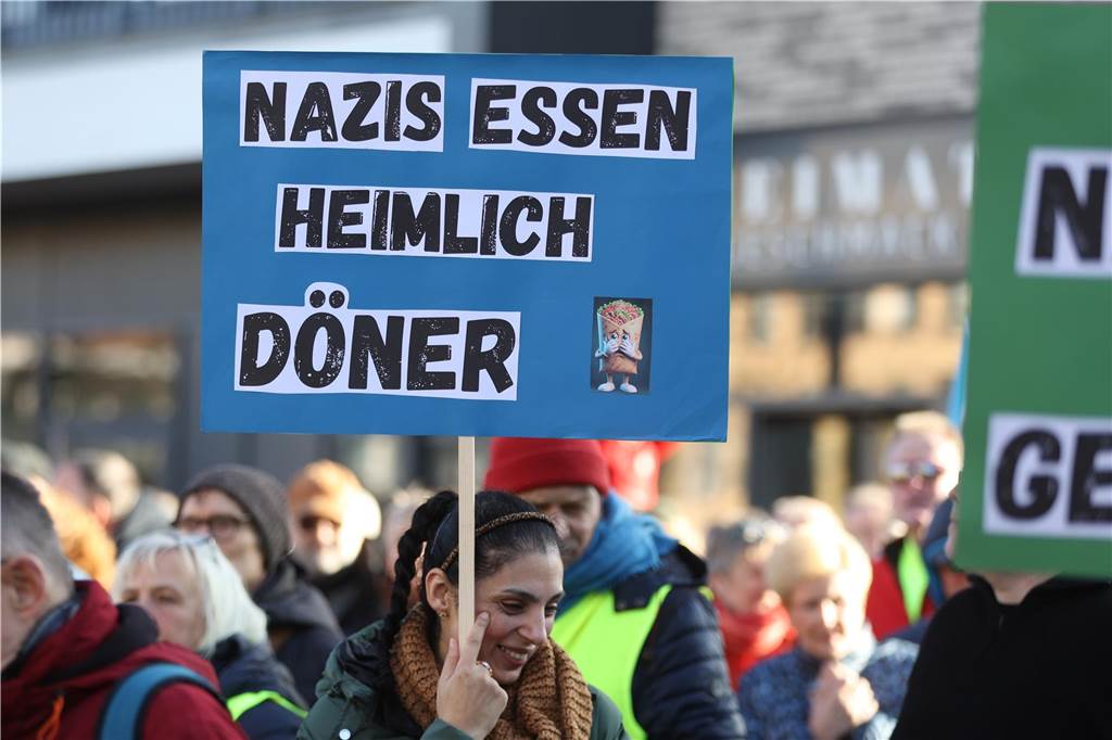 2500 Teilnehmerinnen und Teilnehmer setzten bei der Demo in Lünen am Samstag (27.1.) ein Zeichen gegen Rechts.