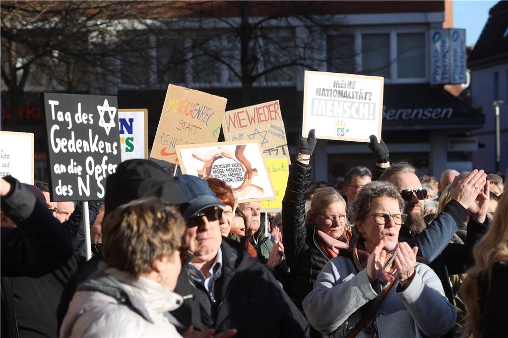 2500 Teilnehmerinnen und Teilnehmer setzten bei der Demo in Lünen am Samstag (27.1.) ein Zeichen gegen Rechts.