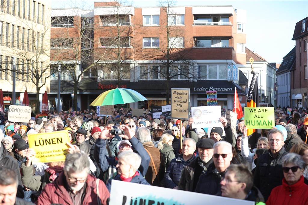 2500 Teilnehmerinnen und Teilnehmer setzten bei der Demo in Lünen am Samstag (27.1.) ein Zeichen gegen Rechts.