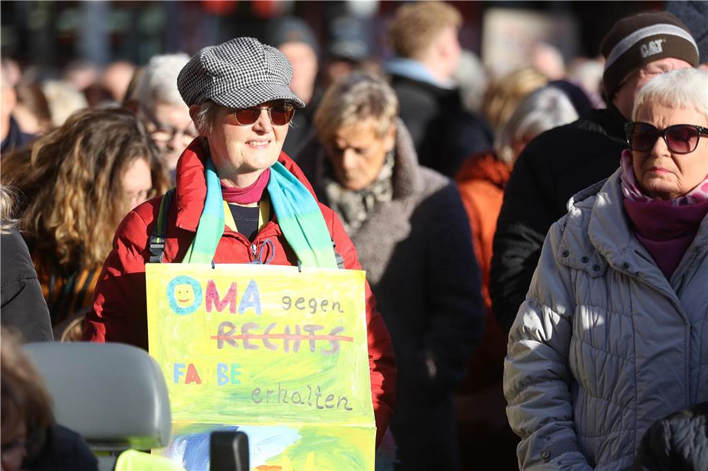 2500 Teilnehmerinnen und Teilnehmer setzten bei der Demo in Lünen am Samstag (27.1.) ein Zeichen gegen Rechts.