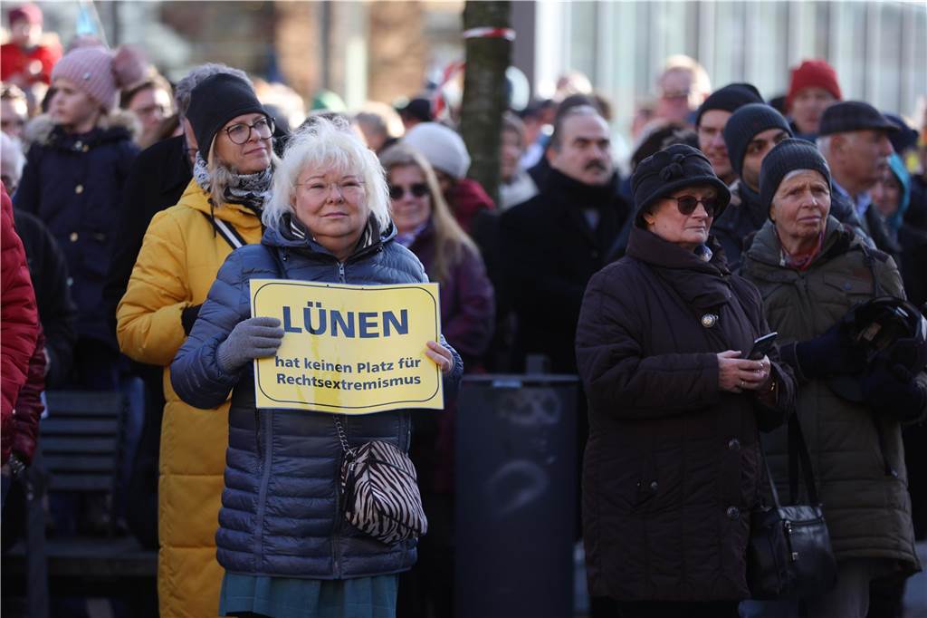 2500 Teilnehmerinnen und Teilnehmer setzten bei der Demo in Lünen am Samstag (27.1.) ein Zeichen gegen Rechts.