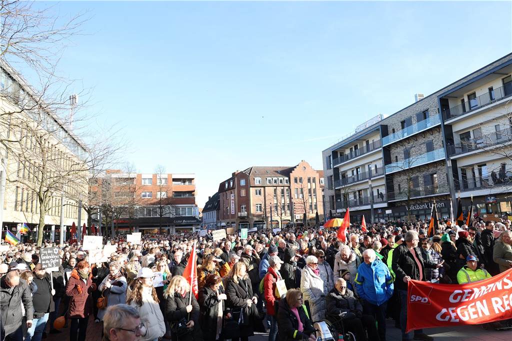 2500 Teilnehmerinnen und Teilnehmer setzten bei der Demo in Lünen am Samstag (27.1.) ein Zeichen gegen Rechts.