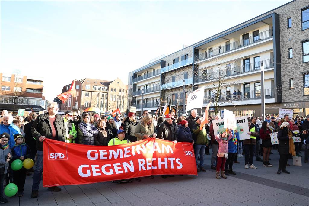 2500 Teilnehmerinnen und Teilnehmer setzten bei der Demo in Lünen am Samstag (27.1.) ein Zeichen gegen Rechts.