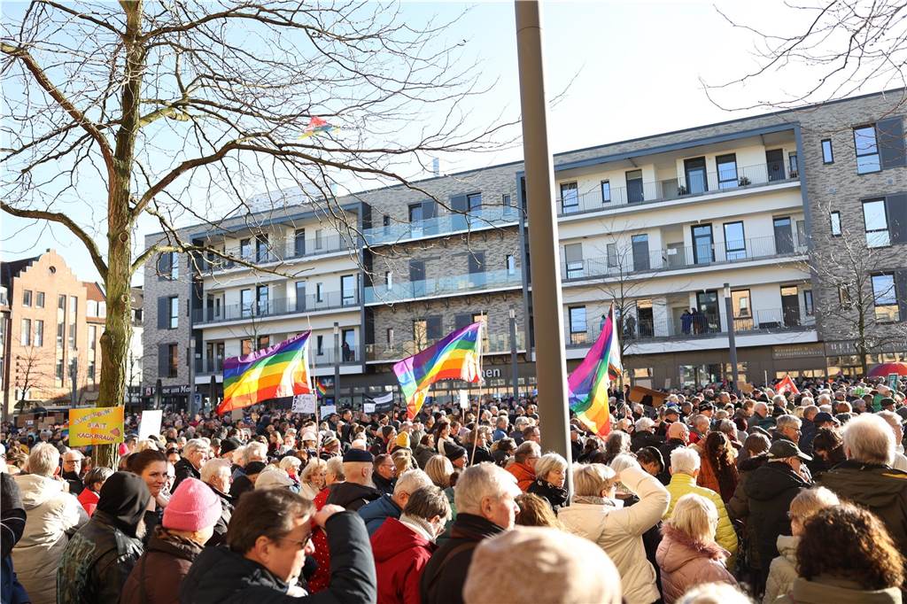 2500 Teilnehmerinnen und Teilnehmer setzten bei der Demo in Lünen am Samstag (27.1.) ein Zeichen gegen Rechts.