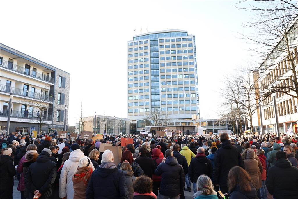 2500 Teilnehmerinnen und Teilnehmer setzten bei der Demo in Lünen am Samstag (27.1.) ein Zeichen gegen Rechts.