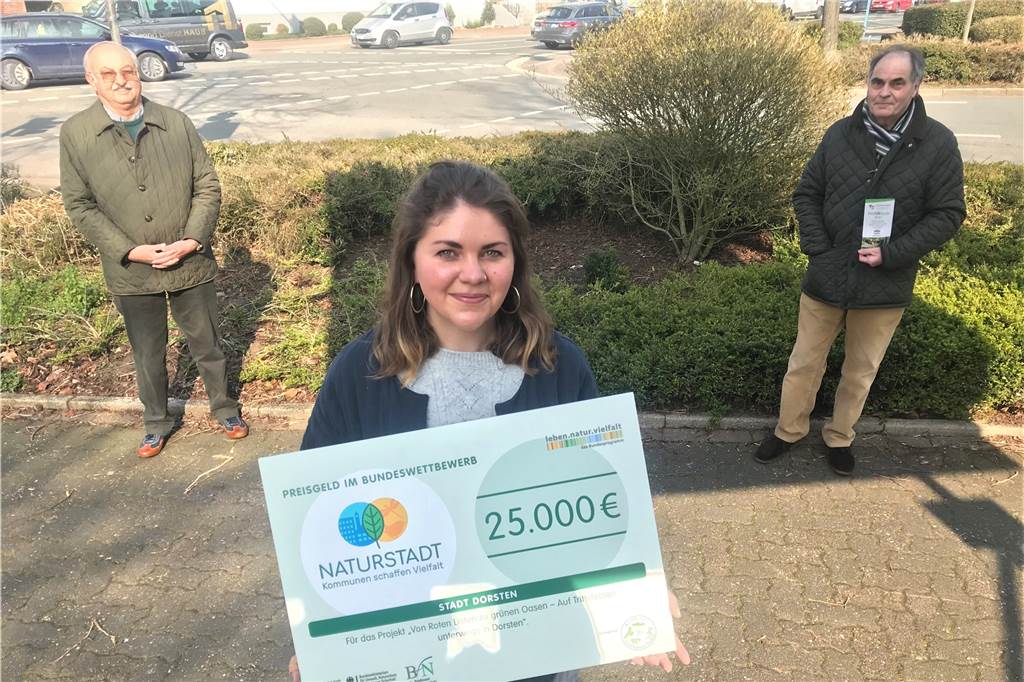 Startschuss erfolgt für ein „grünes Band“ im Süden von Dorsten 25.000 Euro hat Dorsten als eine von 40 ausgezeichneten Kommunen gewonnen. Stadtplanerin Mila Ellee freut sich, dass auch Harald Stucken (r.) und Ulrich Keller vom Verkehrsverein mit einem Projekt dabei sind.