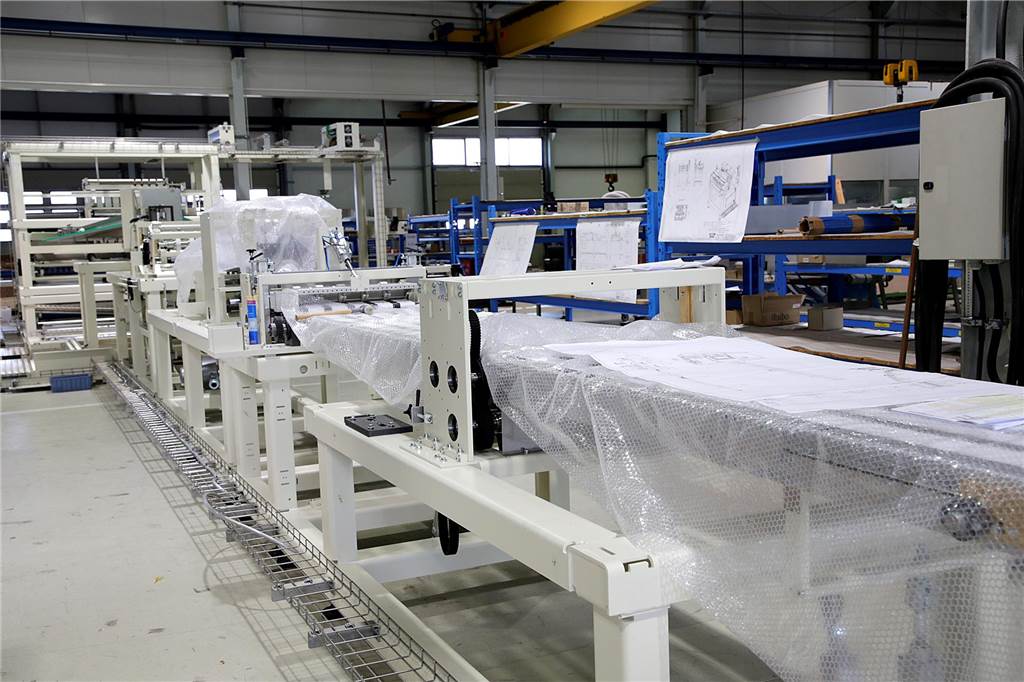 Spezialmaschinen aus Haltern: Firma GFM ist Weltmarktführer 26 Meter lang ist die Produktionsstraße für OP-Tücher, die GFM zurzeit in der Firmenhalle montiert.