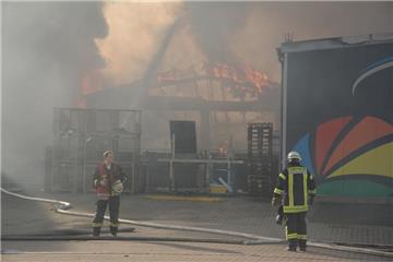 260 Einsatzkräfte bekämpften den Brand an der Siemensstraße.