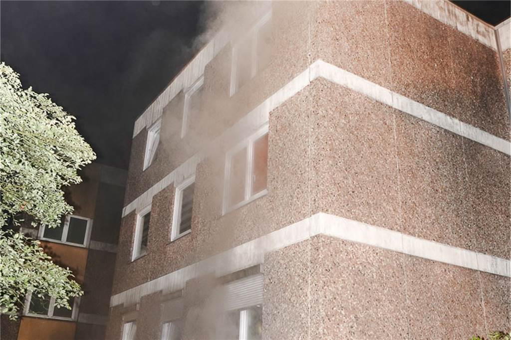 Der nächste Kellerbrand: Feuerwehr rückt nach Kirchlinde aus 27 Bewohner waren im Haus, als das Feuer im Keller des Mehrfamilienhauses gemeldet wurde.
