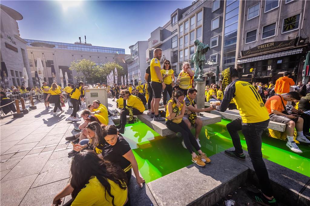 27.05.2023 Dortmund City - die Innenstadt von Dortmund rund um den Alten Markt ist in schwarz gelber Hand - Fans feiern schon lange vor dem Anpfiff den BVB u sein Meisterteam - Borussia Dortmund Finale der Fussball Bundesliga mit den Fans in der City von Dortmund - Copy S Schuetze