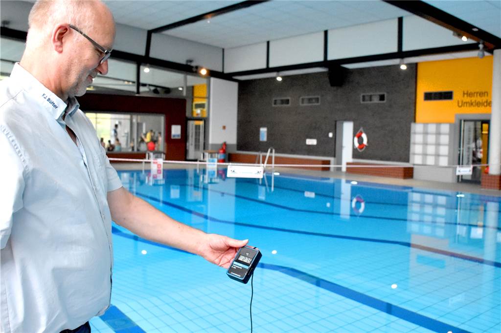 27,6 Grad im Schwimmerbecken. Wegen der Filterspülung ist das Wasser für einen Moment etwas wärmer als gedacht. Insgesamt sei das Wasser im Aquahaus nicht zu kalt. Allerdings sei es in der Vergangenheit oft deutlich zu warm gewesen, blickt der Bäderleiter zurück. 