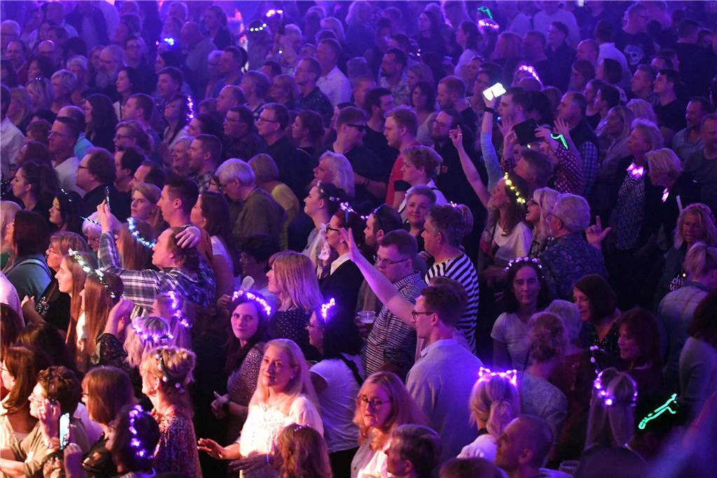 2800 Fans feierten die Stars auf der Bühne in der Europahalle bei der Solidarfonds-Schlagerparty 2023.