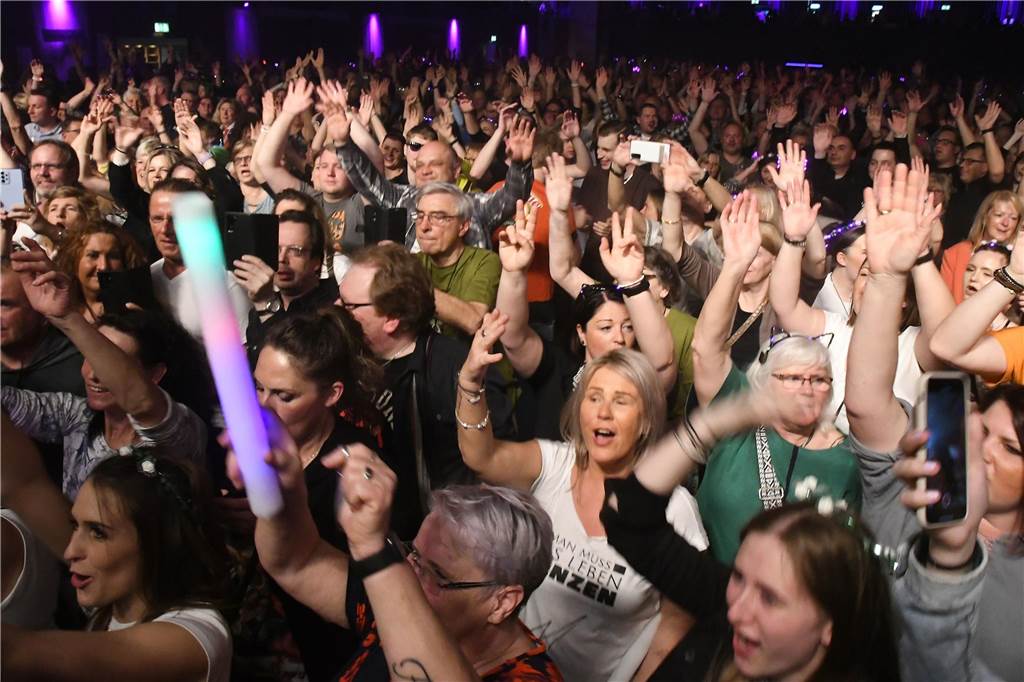 2800 Gäste feierten in der Europahalle zu Schlager und deutscher Musik. Der Solidarfonds NRW erwirtschaftet bei seinen Schlagerpartys Jahr für Jahr einen fünfstelligen Betrag für Bildungsprojekte in NRW.
