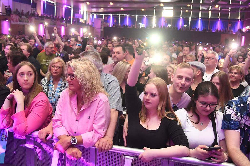 2800 Menschen feierten bei der Solidarfonds-Schlagerparty in der Europahalle in den Mai.